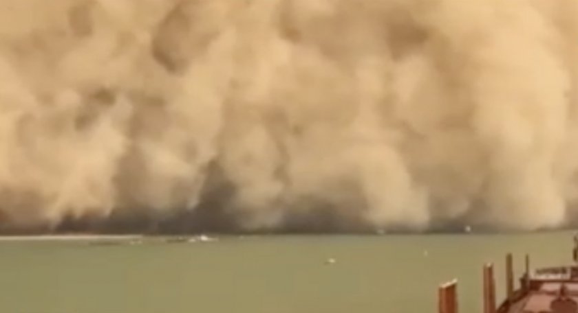 Моряци снимаха голяма пясъчна буря, която покрива Суецкия канал. Стихията