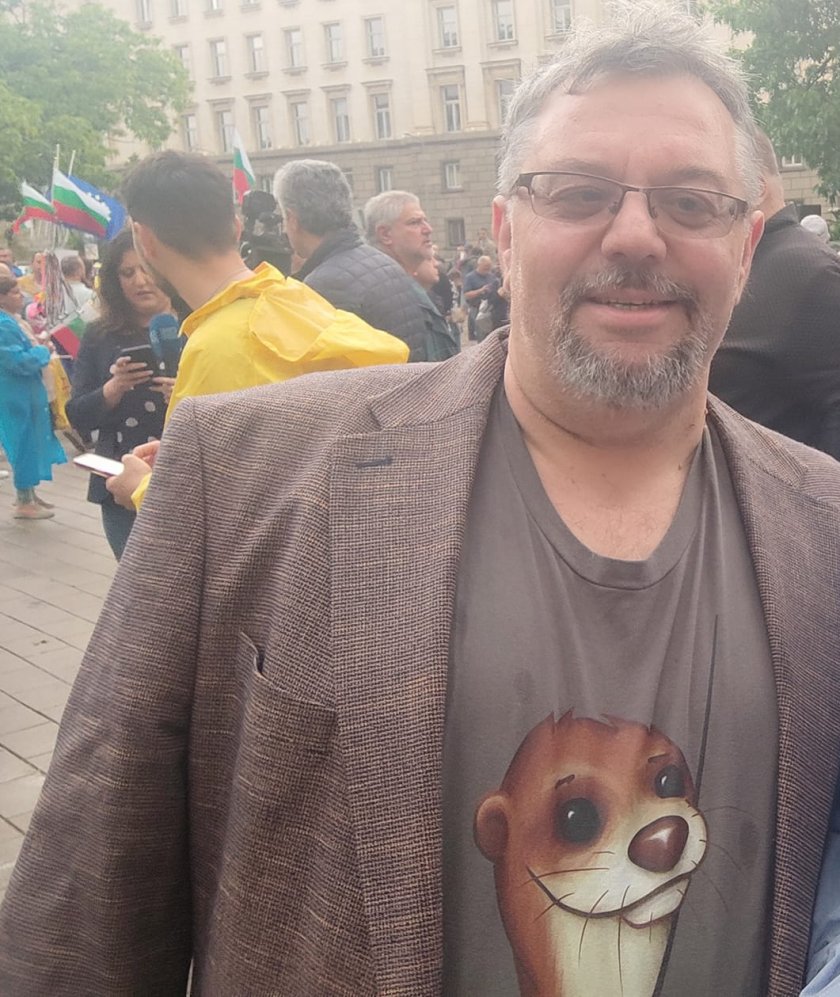 Депутатът от коалицията ПП-ДБ и шеф на издателство Жанет 45