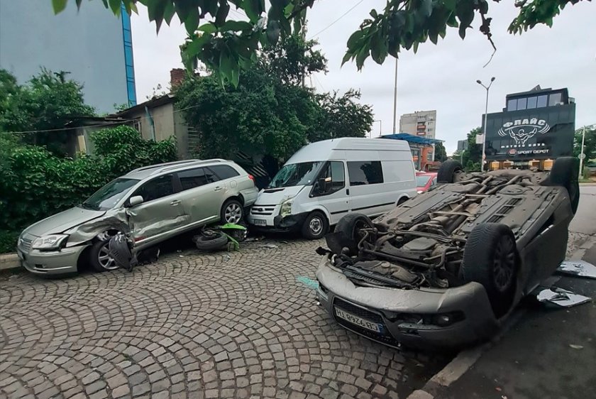 Шофьор помля няколко превозни средства в столичния кв. "Дружба" (СНИМКИ)