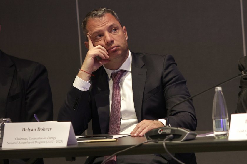 Депутатът от ГЕРБ-СДС Делян Добрев може да остане без ръка,