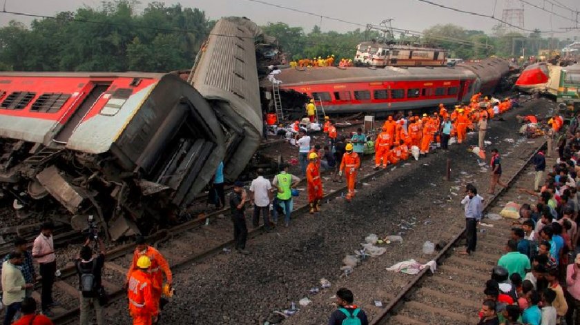 Роднини разпознават телата на загиналите във влаковата катастрофа в Индия