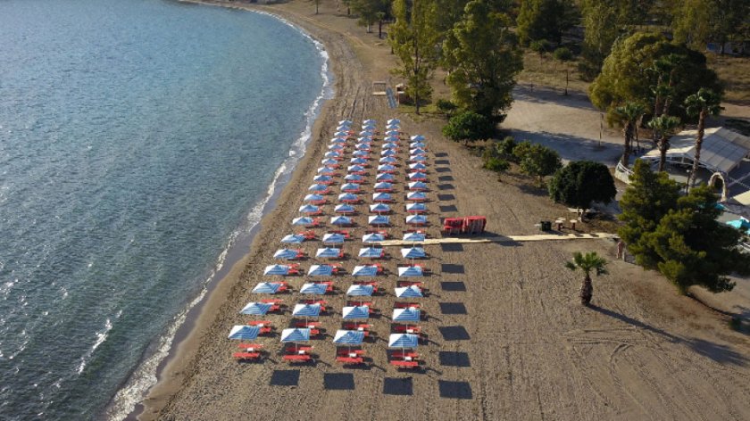 Повишени са цените на плажовете в Гърция. Плаща се чадър