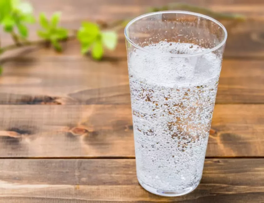 Газираната вода обикновено е по-здравословен аналог на останалите газирани напитки.