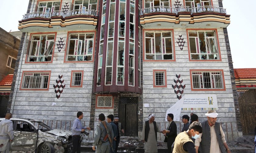 Бомба рани 15 пред избирателна секция в Афганистан (СНИМКИ)
