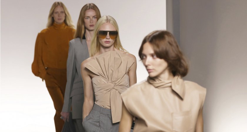 Женственост лъха от колекцията на „Живанши” на Парижката седмица на модата