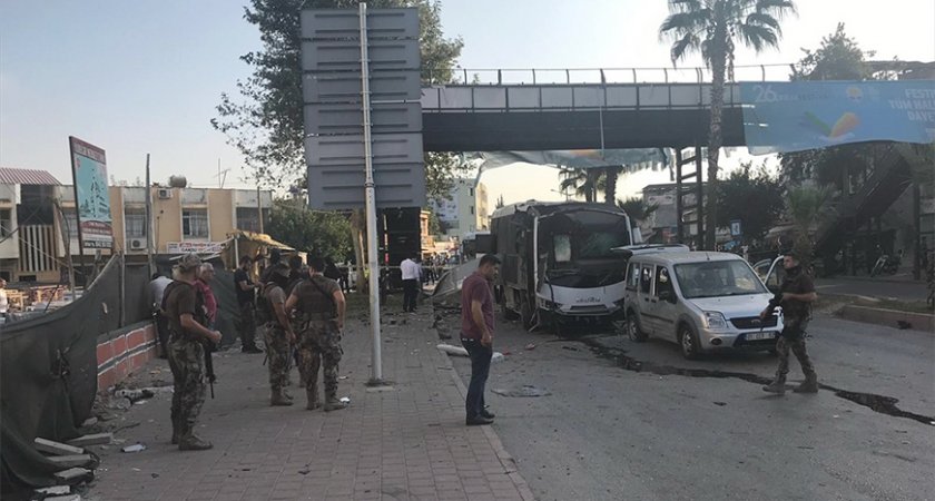Взривиха автобус с полицаи в Адана