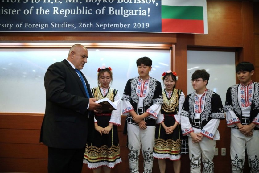 Бойко Борисов дари книги на студенти в Южна Корея