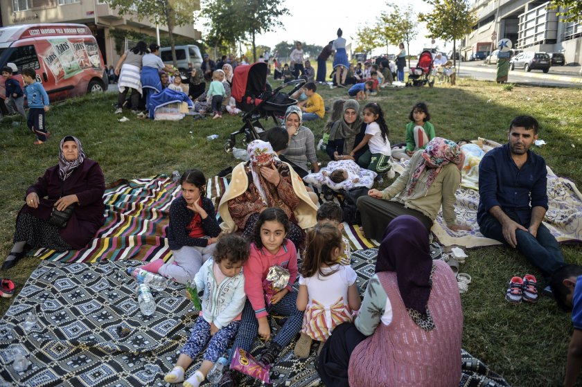 Турция спи в паркове и градини пред страх от нов трус (СНИМКИ)