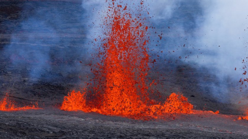 Вулканът Анак Кракатау в Индонезия изригна два пъти, изхвърляйки вулканична
