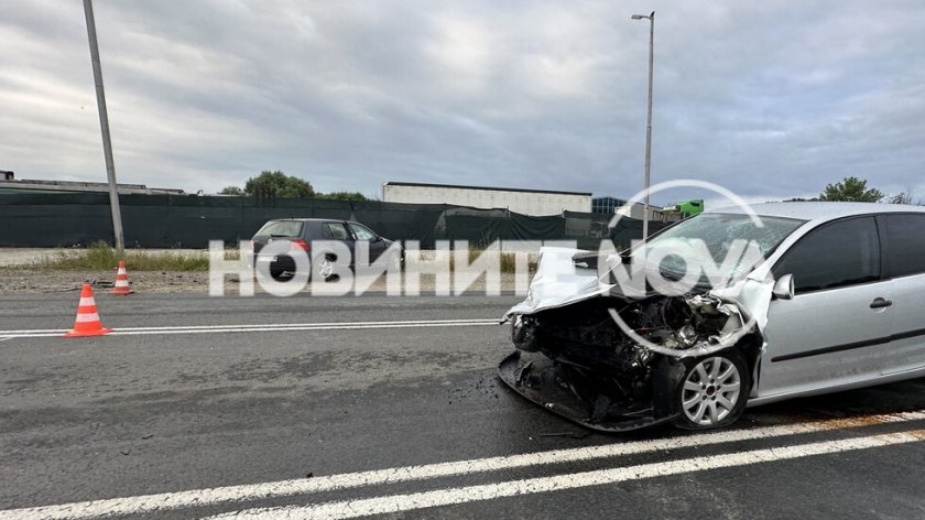 Трима души са пострадали при челен сблъсък на Подбалканския път.