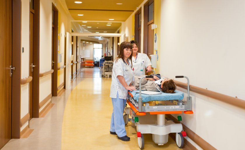 Каруца помете човек, прати го в болница