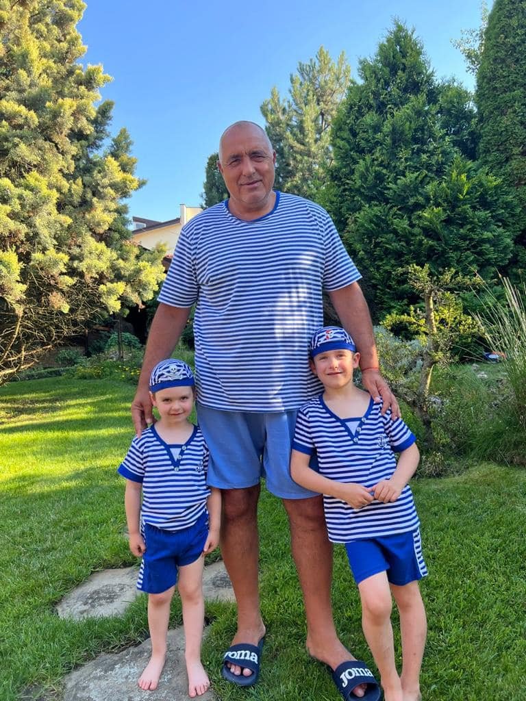 Бившият премиер и лидер на ГЕРБ Бойко Борисов става на