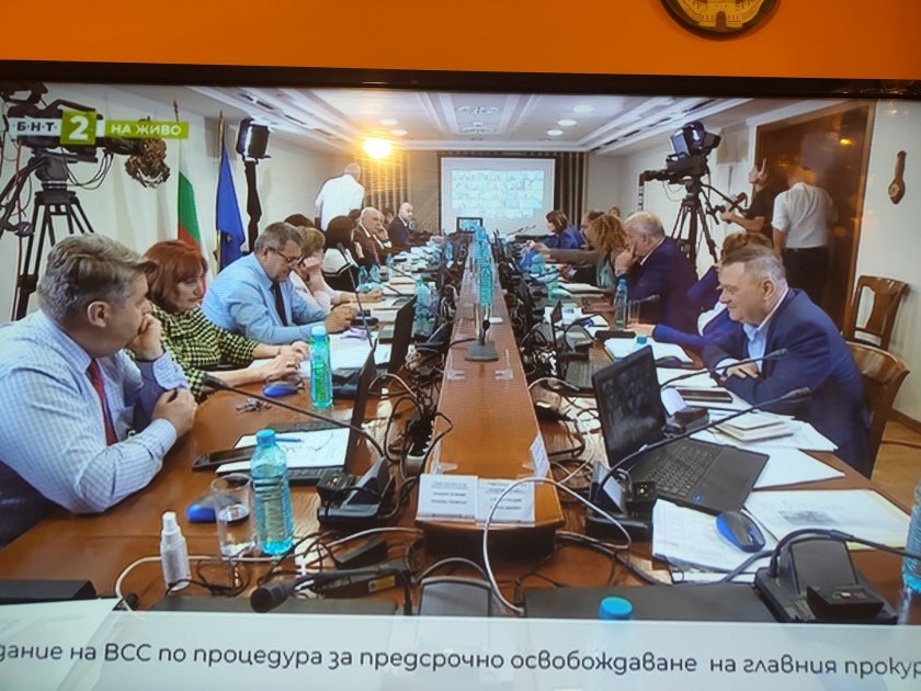 Иван Гешев беше притеснен, объркан. Изискваше се да следи какво