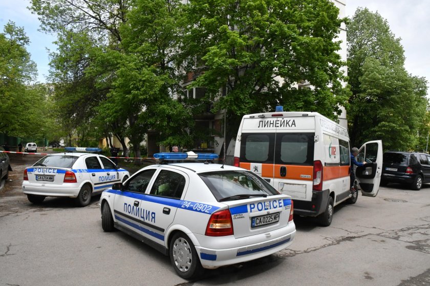 Заради раздяла: Мъж се барикадира в дома си в Бургас и опита да се заколи