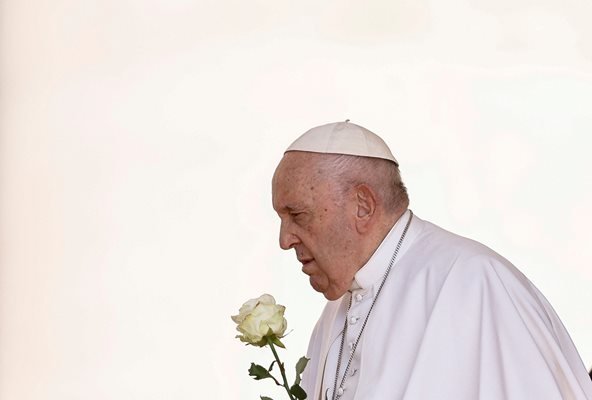 Ватиканът: Папата е добре, още е в болница