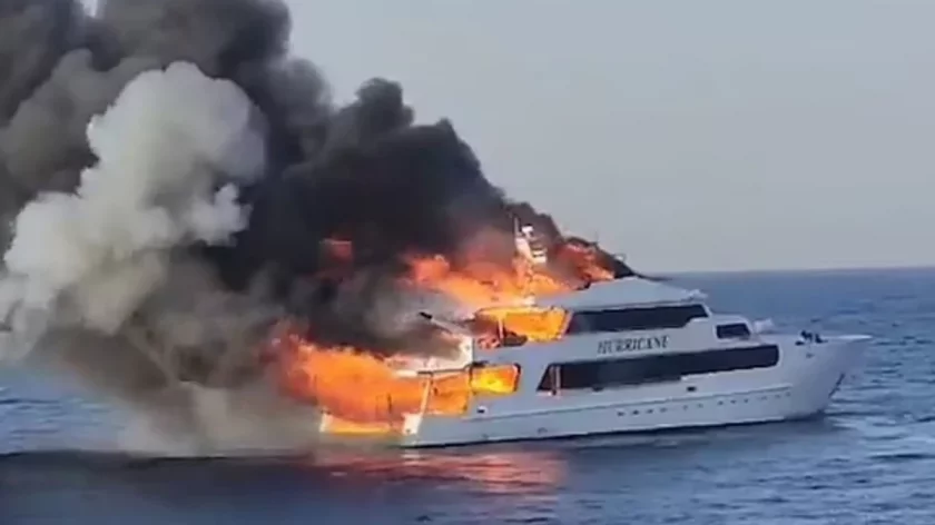 Луксозна яхта с туристи пламна в Червено море, трима британци са безследно изчезнали