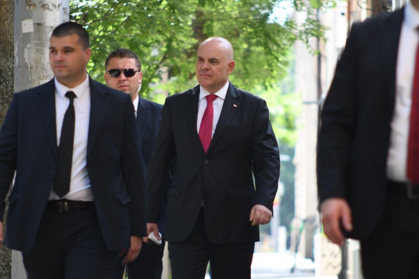 Възможно ли е Иван Гешев да не се раздели веднага