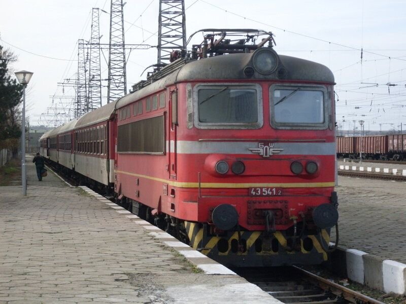 Преустановено е движението на влаковете в участъка Ихтиман-Костенец, съобщиха от