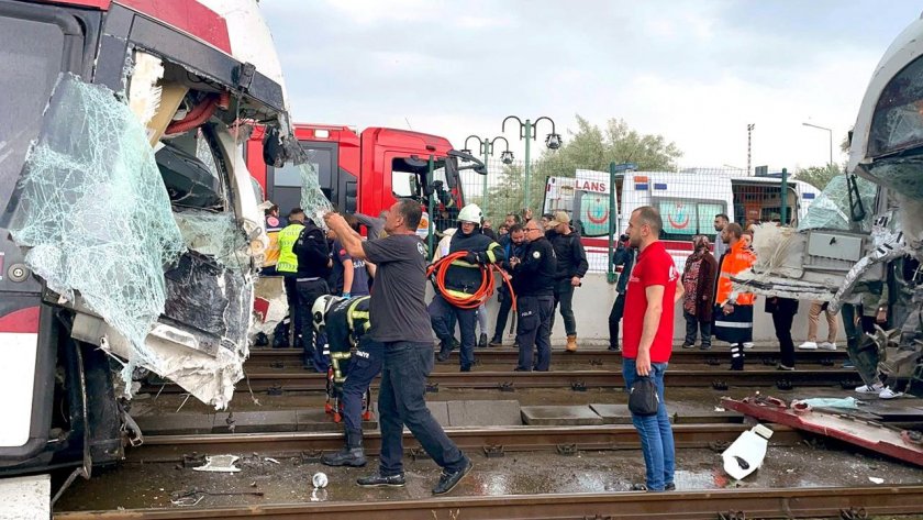 Трийсетина души са ранени при сблъсък на трамваи в Турция