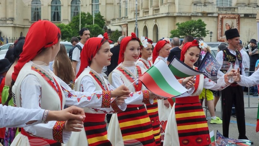 Българско хоро се изви насред румънската столица