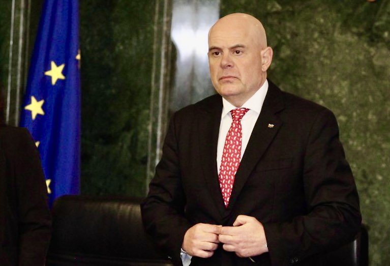 Със свой указ на основание чл. 129, ал.3, т.5 от