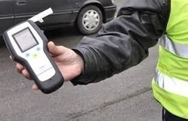 20-годишен шофьор "на чашка" се преобърна в канавка 