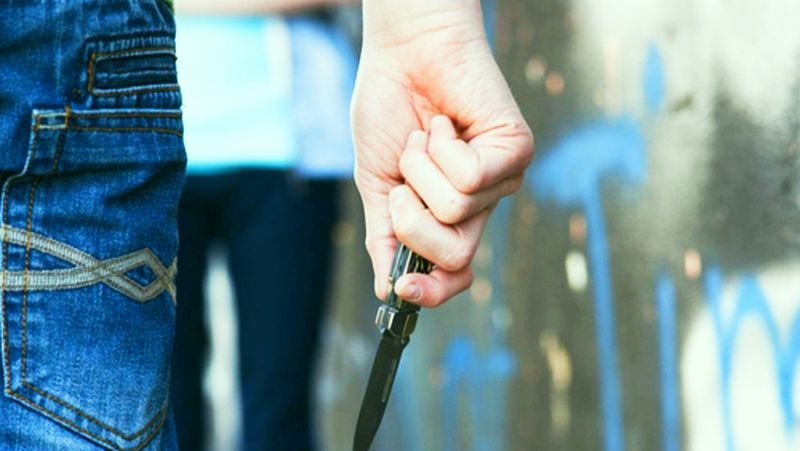 Непълнолетен заплаши с нож младежи във Велико Търново, съобщиха от полицията.Сигналът за инцидента