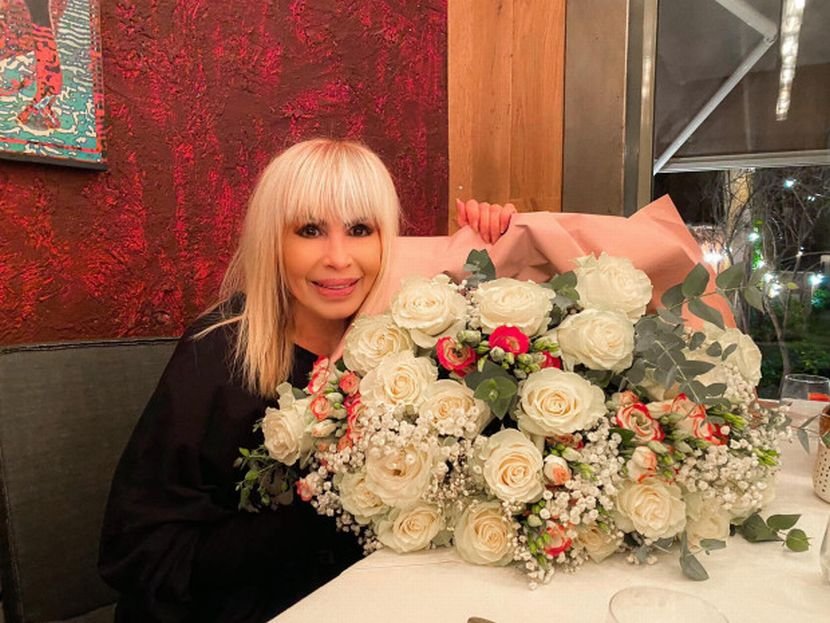 Кошници с цветя са били откраднати след концерта на примата