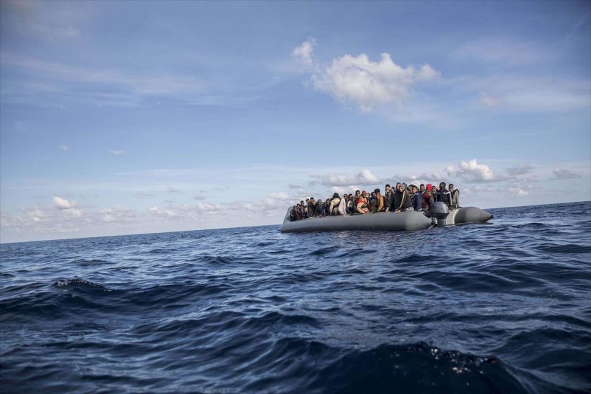 Най-малко 35 души се удавиха след потъване на надуваема лодка, плаваща