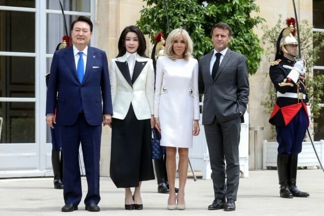 Брижит Макрон си позволява да носи тоалети, които някои биха