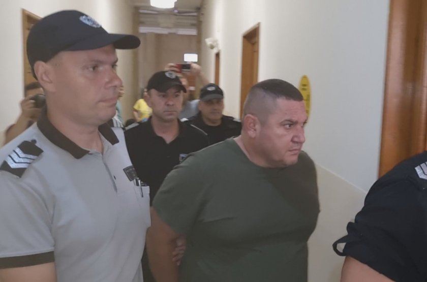 Оставиха в килия надрусания каналджия, превозвал 72 мигранти