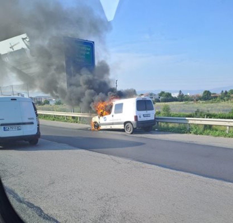 Кола пламна на Северната тангента в София