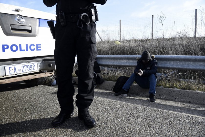 Гръцката полиция разби престъпна група, прекарваща незаконно мигранти от река