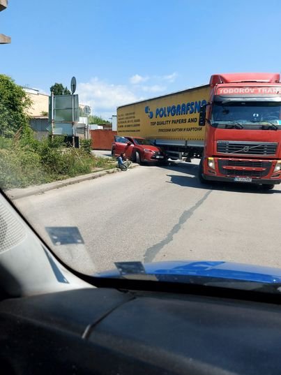 Кола се заклещи под тир в София