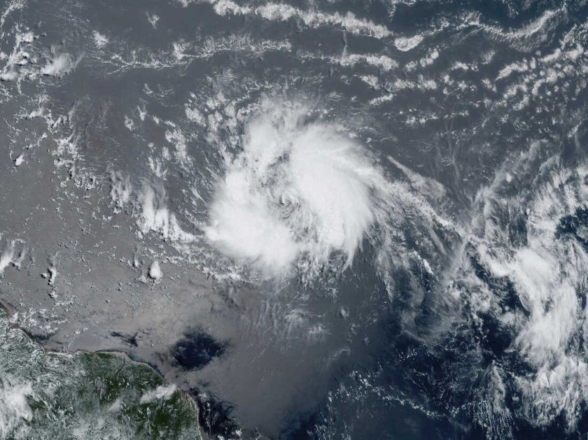 Тропическата буря Брет продължава да се придвижва през Източните Карибски