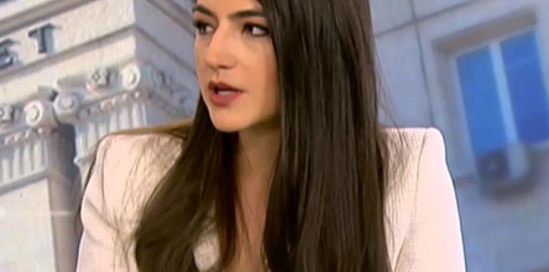 Назначават бременната Лена за съветник на Денков?