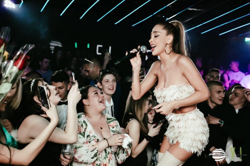 Фолк певицата Ариа накара непознати студенти да се целуват. Това