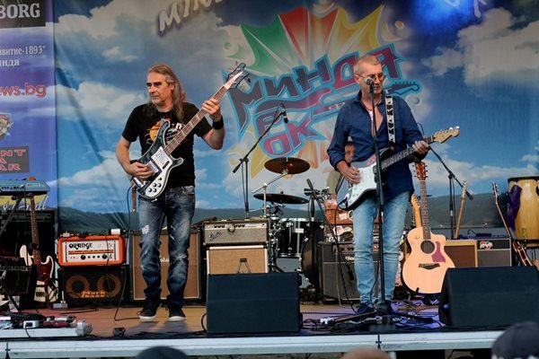 Здравният министър проф. Христо Хинков е щур рокаджия, с куп