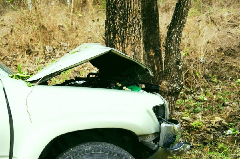 Плевенски полицаи задържаха неправоспособен младеж с крадена кола, който самокастрофира