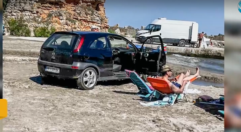 Пореден случай на паркиран автомобил на пясъчна ивица край морето.