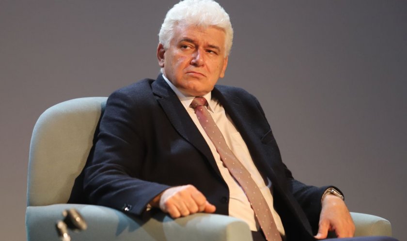 Народните представители продължават да тупат топката. Те вдигат на трупчета