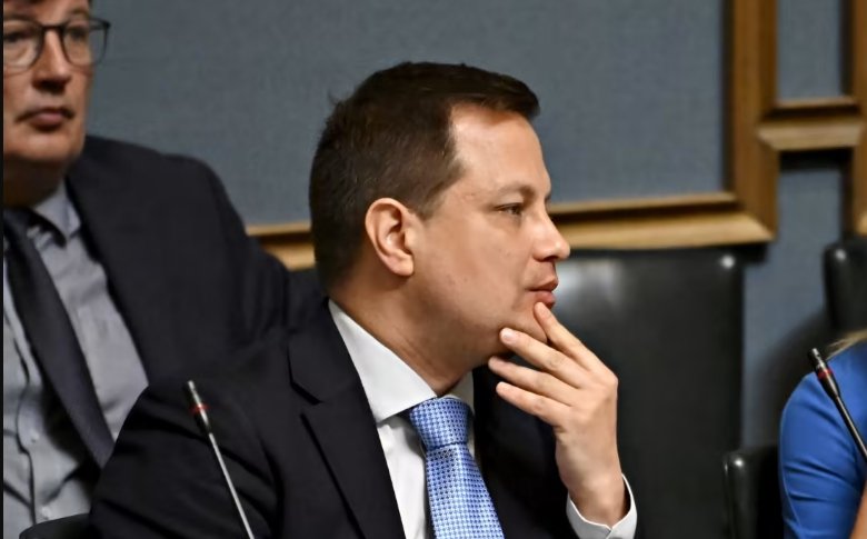 Министърът на икономиката на Финландия устиска на поста едва 10 дни
