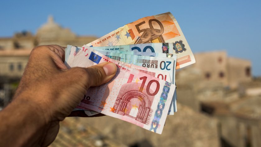 Над половината европейци си искат парите в брой