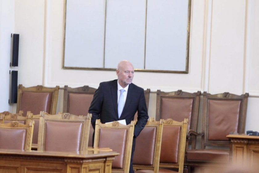 Гуцанов към Тагарев: Вие сте министър на войната, не на отбраната