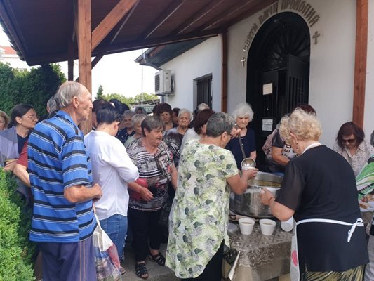 Опашка пред казана с агнешки курбан в "Св. Прокопий" в Пловдив
