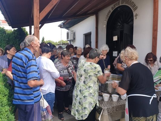 Опашка пред казана с агнешки курбан извиха богомолци в двора