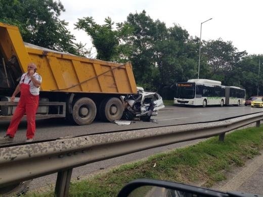 Тежка катастрофа в София: Кола се заклещи под камион, трима ранени
