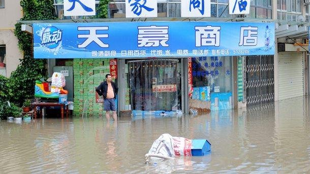 Издирват десетки след потопи в Китай