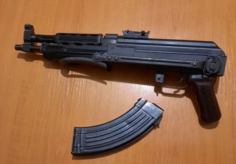 При акция на ГДБОП: Спипаха двама да продават автомати „Калашников“ и пистолети в София