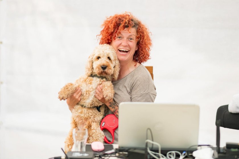 Певицата Люси Дяковска не може да си намери хотел, където